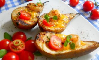 Запеченная груша с креветками и сыром