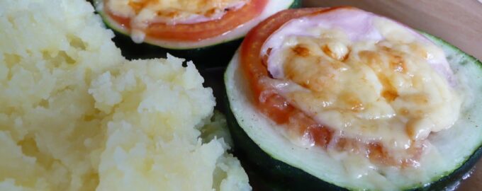 Кабачки с ветчиной, сыром и помидорами