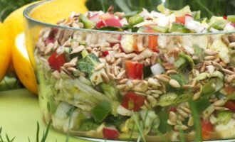 Зеленый салат с грушей и редисом