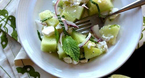 Салат из дыни с сыром и луком