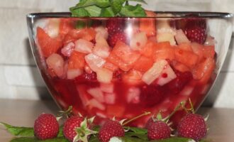 Фруктовый салат с малиной