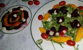 Салат из свеклы с манго и рассольным сыром