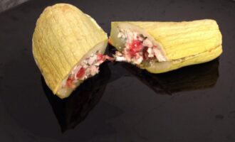 Кабачки, фаршированные курицей и помидорами