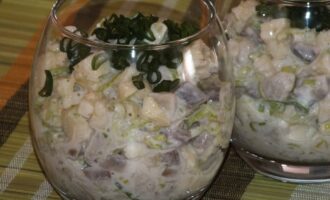 Салат с сельдью, яблоком и луком-пореем