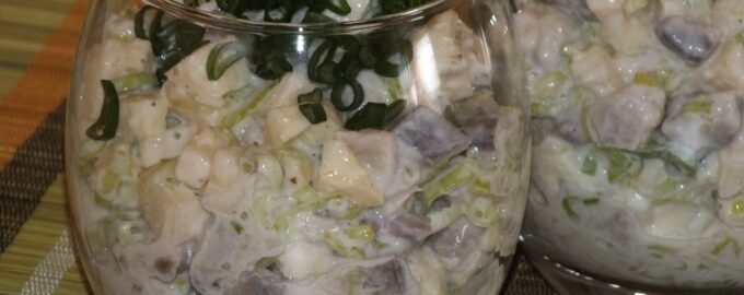 Салат с сельдью, яблоком и луком-пореем