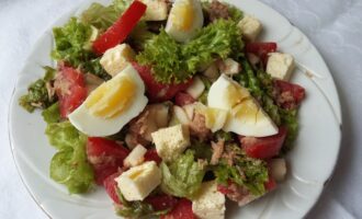 Салат с тунцом и помидорами