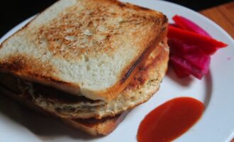 Бутерброд с куриной котлетой и сыром