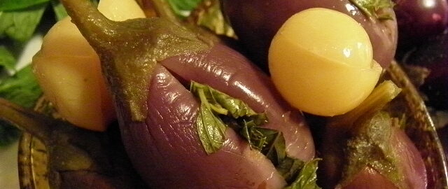 Маринованные мини-баклажаны с мятой