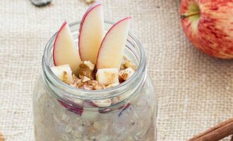 Овсянка в банке с яблоком и корицей