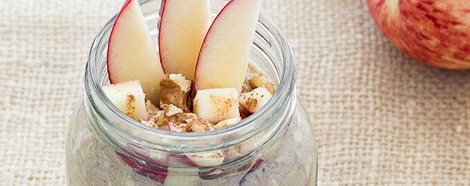 Овсянка в банке с яблоком и корицей