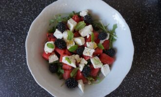 Салат с арбузом, рукколой и фетой