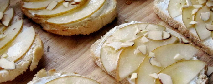 Легкий тост с грушей и сливочным сыром