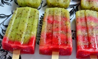 Фруктовое мороженое с киви и клубникой