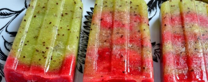 Фруктовое мороженое с киви и клубникой