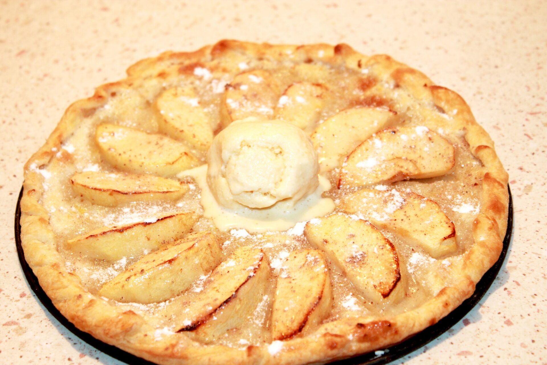 Шарлотка с соленой карамелью