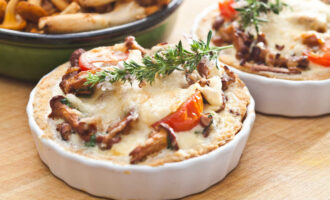 Мини киш с лисичками и сыром