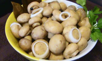 Маринованные шампиньоны в масле