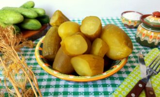 Соленые огурцы