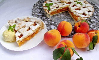 Песочный пирог с персиками