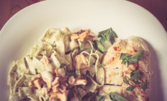 Курица с лисичками в сливочном соусе
