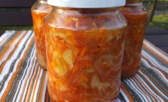 Салат из огурцов и моркови с томатной пастой на зиму
