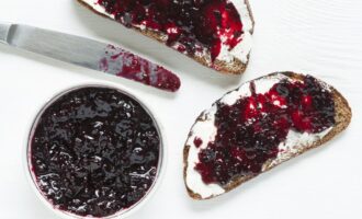 Варенье из черноплодной рябины со сливами