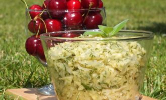 Салат с квашеной капустой и яблоками