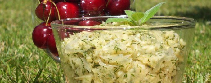 Салат с квашеной капустой и яблоками