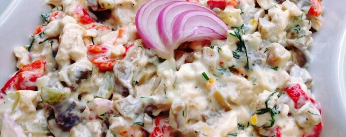 Салат из курицы с грибами и майонезом