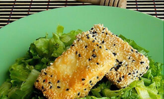 Жареная фета с медом и кунжутом