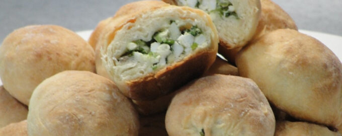 Скороспелые мини-пирожки с луком и яйцом