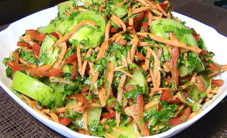 Салат по-корейски с зелёными помидорами и морковью