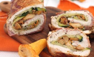 Куриный рулет с цукини и лисичками