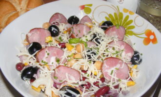 Салат с нутом, фасолью и кукурузой