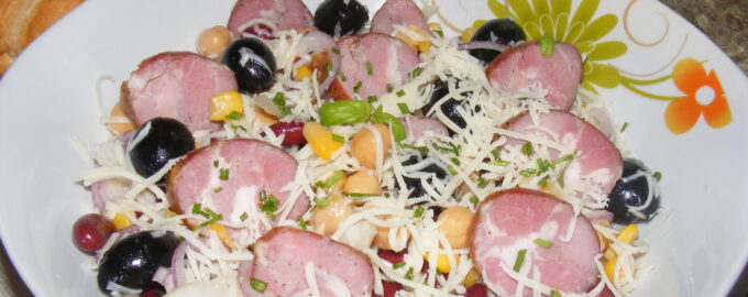 Салат с нутом, фасолью и кукурузой