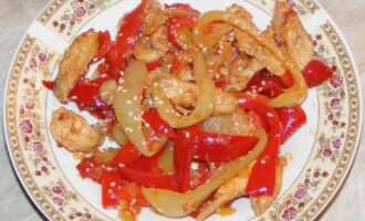 Курица с кунжутом и овощами