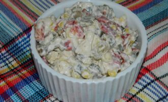 Салат с консервированными грибами и курицей