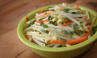 Салат с кольраби, сельдереем, яблоком и морковью