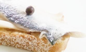 Соленая селедка с луком