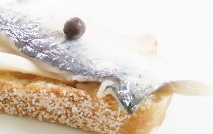 Соленая селедка с луком