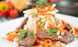 Салат из кольраби с мясом