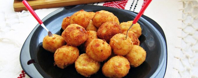 Картофельные шарики с ветчиной и сыром