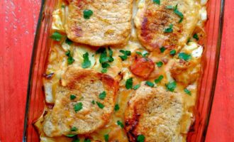 Свиные отбивные, запеченные с капустой и беконом