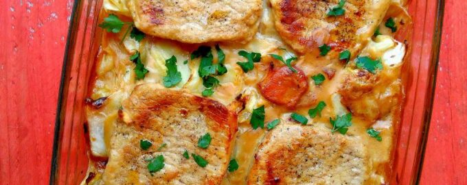 Свиные отбивные, запеченные с капустой и беконом
