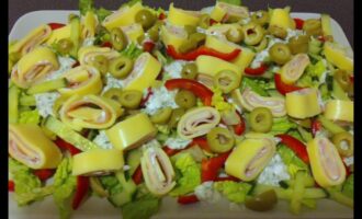 Салат с рулетиками из сыра и ветчины