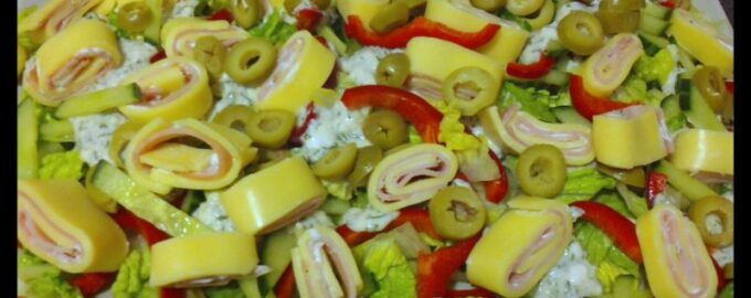 Салат с рулетиками из сыра и ветчины