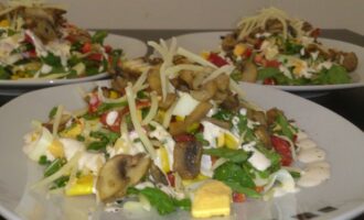 Салат с кукурузой, яйцами и грибами