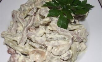 Салат с языком, грибами и солеными огурцами