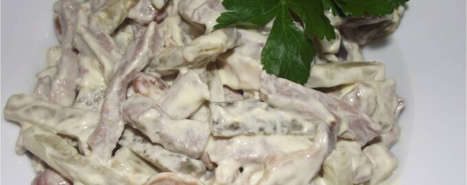 Салат с языком, грибами и солеными огурцами