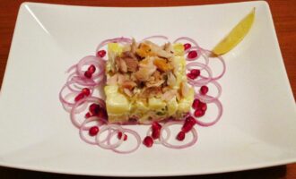 Салат из копченой рыбы с картофелем